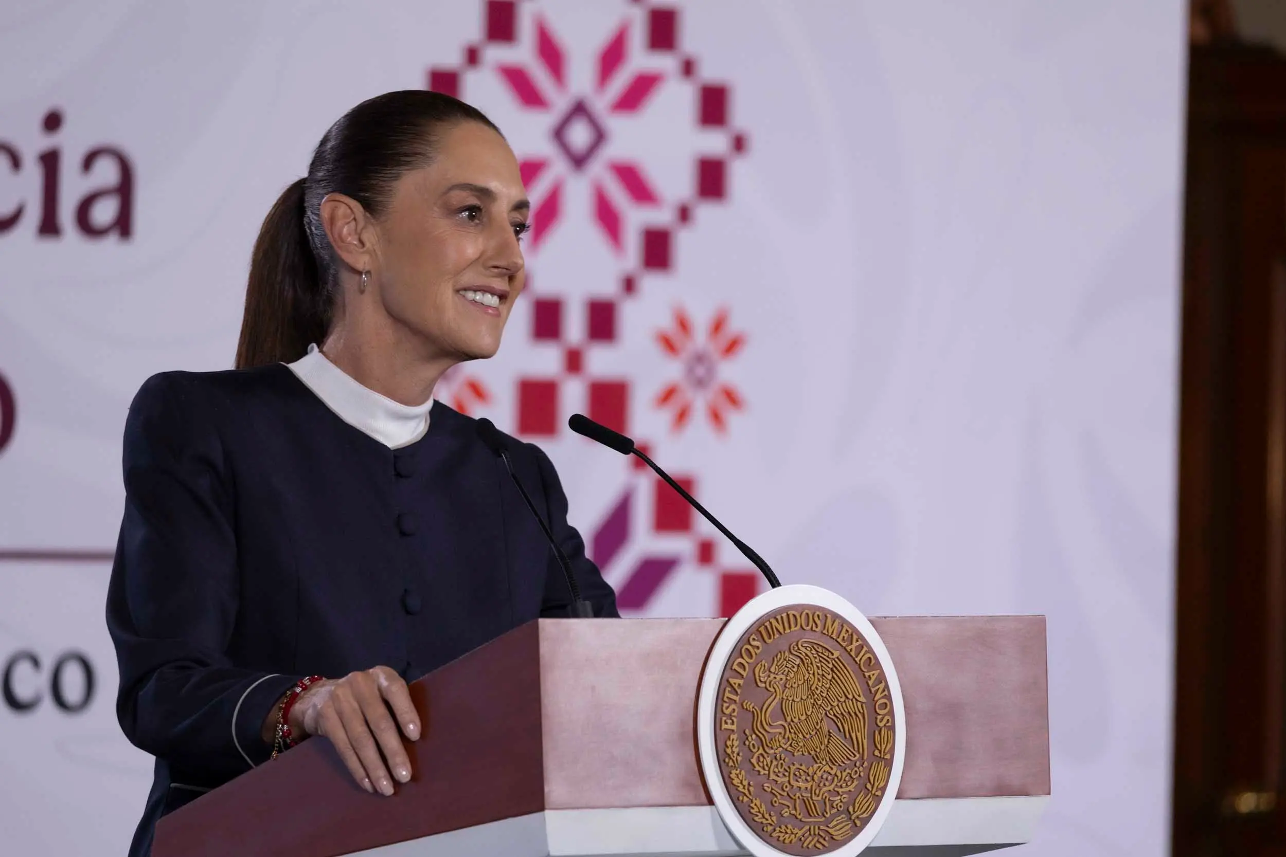 Claudia Sheinbaum responde preguntas durante una conferencia matutina en Palacio Nacional.